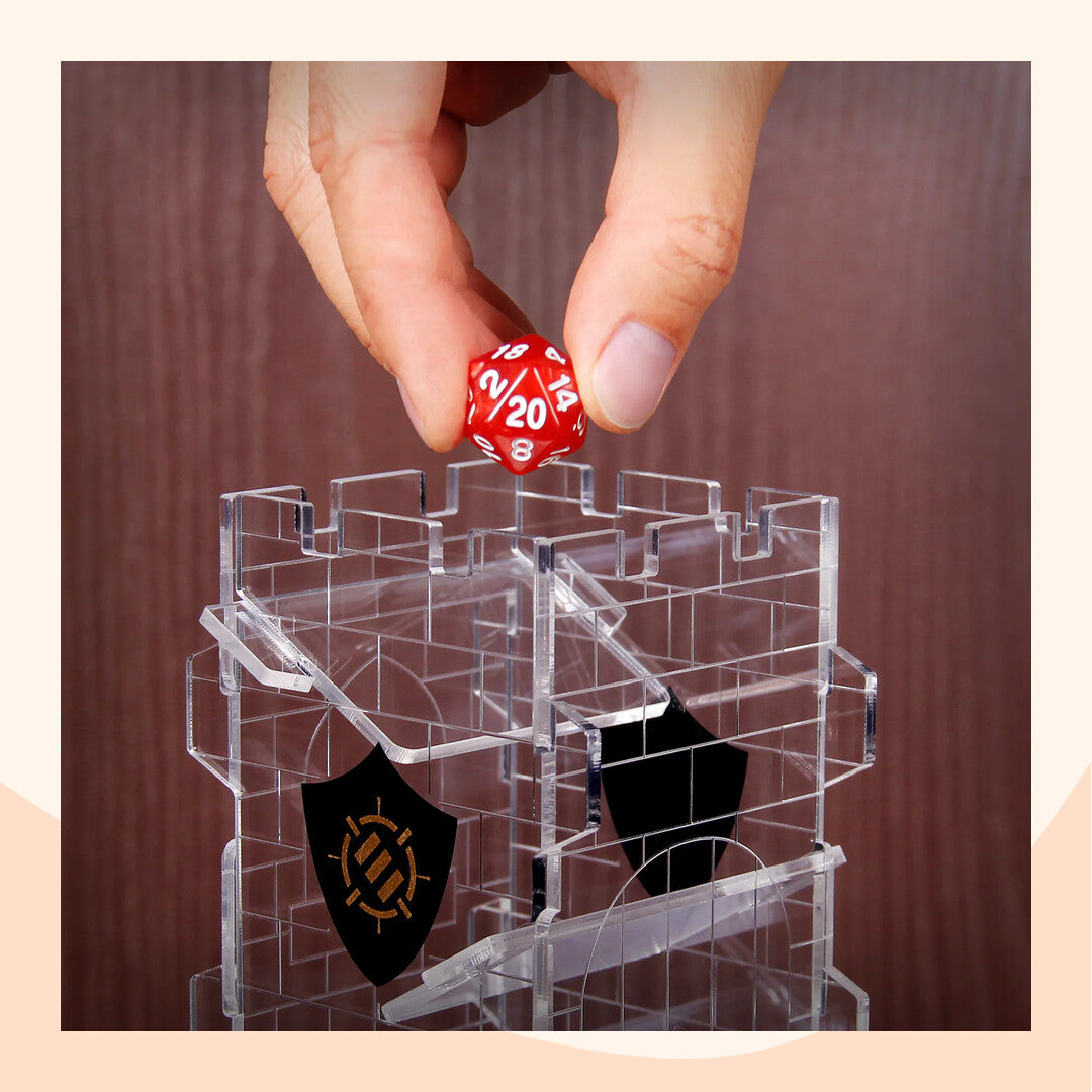 Dice tower met dobbelsteen die erboven gehouden wordt