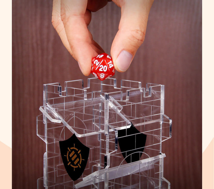 Dice tower met dobbelsteen die erboven gehouden wordt