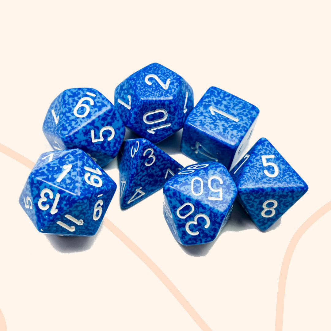 Chessex opaque set 7 polyhedral dobbelstenen Gestippeld water effect, blauw wit