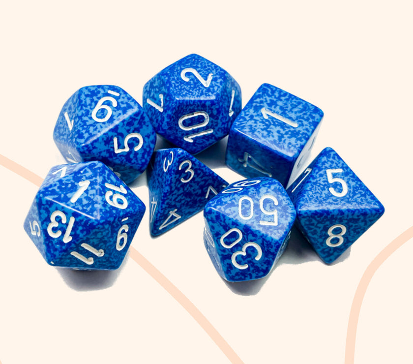 Chessex opaque set 7 polyhedral dobbelstenen Gestippeld water effect, blauw wit